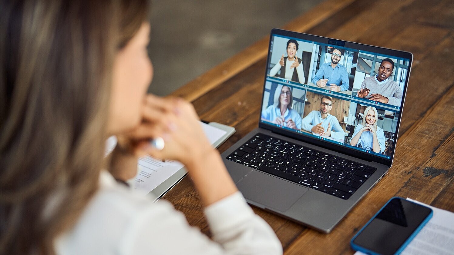 mpw Webinar Lunch and Learn Eine Frau sitzt vor ihrem Laptop, sie befindet sich in einem Online Meeting