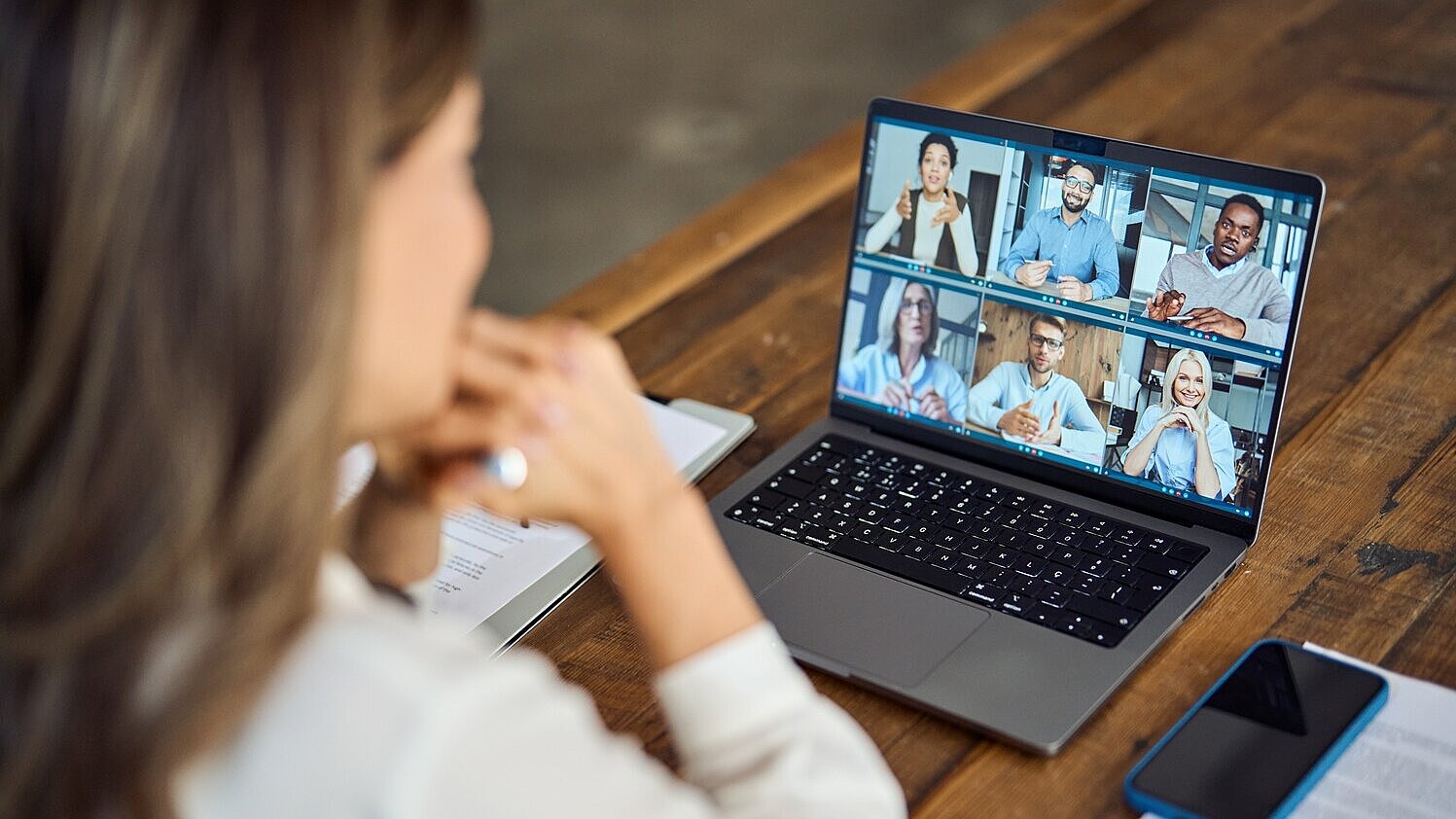mpw Webinar Lunch and Learn Frau vor Laptop im Online Meeting