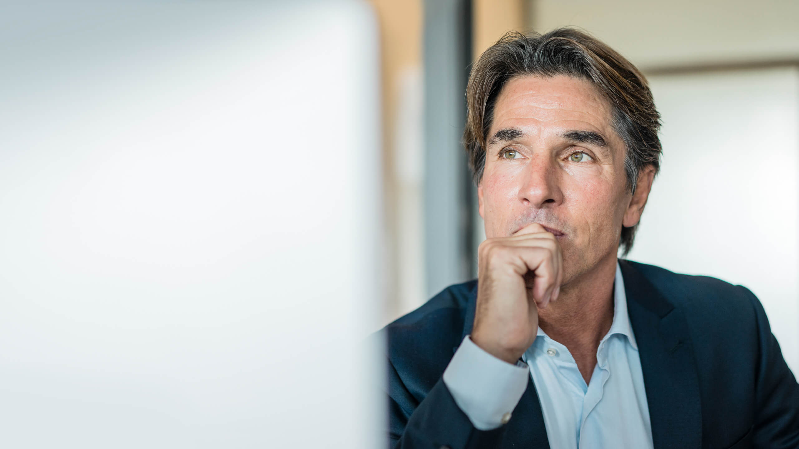 mpw Assessment Ein Mann blickt nachdenklich